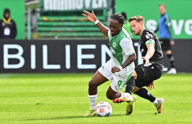 05 10 2025 Soccer Season 2025 2026 2 Soccer Bundesliga 08 Matchday SpVgg Greuther Fürth Kleeblatt Hannover 96 H96 Sportfoto Zink MeZi xmexzix DFL regulations prohibit any use of photographs as image sequences and or quasi video only for editorial use Noel Futkeu 9, SpVgg Greuther Fürth Enzo Leopold 8, Hannover 96 H96, right