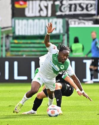 05 10 2025 Soccer Season 2025 2026 2 Soccer Bundesliga 08 Matchday SpVgg Greuther Fürth Kleeblatt Hannover 96 H96 Sportfoto Zink MeZi xmexzix DFL regulations prohibit any use of photographs as image sequences and or quasi video only for editorial use Noel Futkeu 9, SpVgg Greuther Fürth vor Enzo Leopold 8, Hannover 96 H96