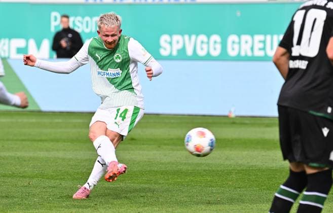 05 10 2025 Soccer Season 2025 2026 2 Soccer Bundesliga 08 Matchday SpVgg Greuther Fürth Kleeblatt Hannover 96 H96 Sportfoto Zink xwoxzix DFL regulations prohibit any use of photographs as image sequences and or quasi video only for editorial use Freistoß Jomaine Consbruch 14, SpVgg Greuther Fürth