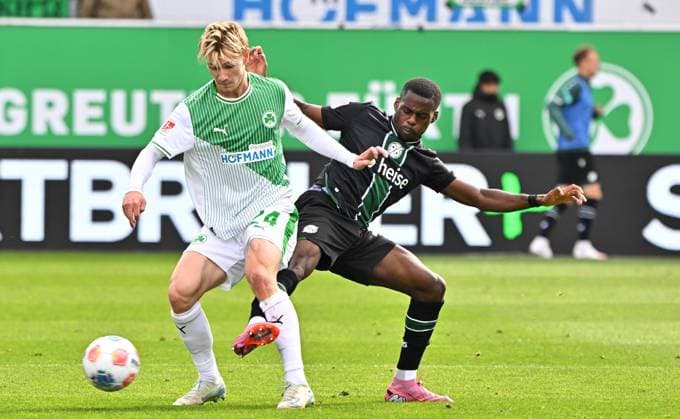 05 10 2025 Soccer Season 2025 2026 2 Soccer Bundesliga 08 Matchday SpVgg Greuther Fürth Kleeblatt Hannover 96 H96 Sportfoto Zink MeZi xmexzix DFL regulations prohibit any use of photographs as image sequences and or quasi video only for editorial use Marco John 24, SpVgg Greuther Fürth Noel Aseko 15, Hannover 96 H96, right