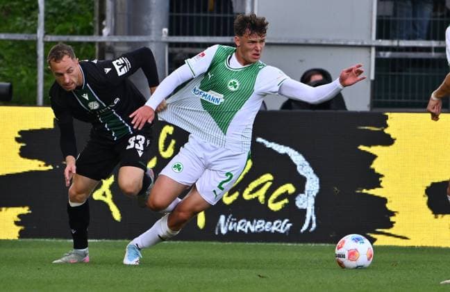 05 10 2025 Soccer Season 2025 2026 2 Soccer Bundesliga 08 Matchday SpVgg Greuther Fürth Kleeblatt Hannover 96 H96 Sportfoto Zink xwoxzix DFL regulations prohibit any use of photographs as image sequences and or quasi video only for editorial use Maurice Neubauer 33, Hannover 96 H96 Lukas Reich 2, SpVgg Greuther Fürth