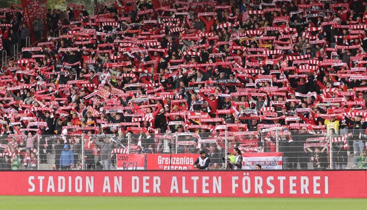 Fans of Union Stadion an der Alten Försterei AF Sportstätte Übersicht Sport Fußball Fußball Damen Bundesliga 5 Spieltag Saison 2025 2026 05 10 2025 1 FC Union Berlin vs SC Freiburg SCF DFL regulations prohibit any use of photographs as image sequences and or quasi video