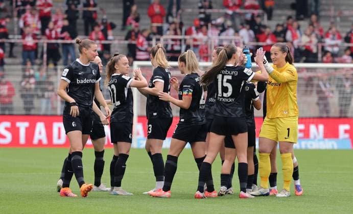 Freiburg women clap off before the start of the match Sport Football Soccer Womens Bundesliga 5 Matchday Season 2025 2026 05 10 2025 1 FC Union Berlin vs SC Freiburg SCF DFL regulations prohibit any use of photographs as image sequences and or quasi video