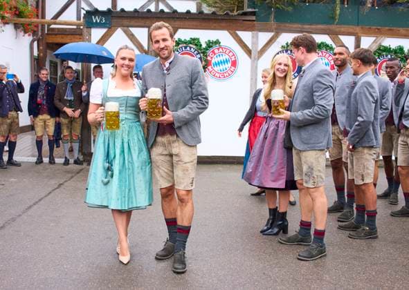 Harry Kane of FC Bayern München wife Kate, Jonas Urbig goalkeeper FCB 40 with girlfriend Katharina at the visit of the beer festival Oktoberfest of the football team FC BAYERN MÜNCHEN 1.German Football League on Sept 5, 2025 in Munich, Germany. Season 2025 2026, 1.Bundesliga, IMPORTANT: PUBLICATION ONLY IN GERMANY