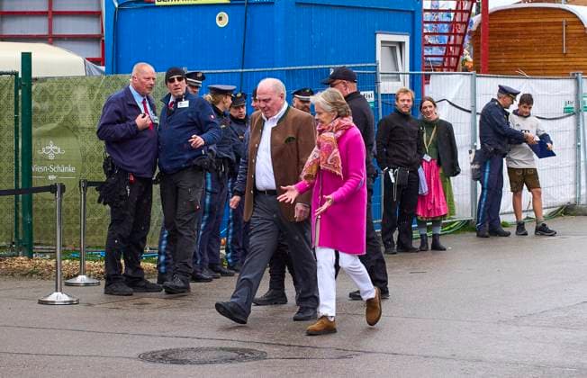 Uli Hoeness (former FCB President ), Ehrenpräsident with wife Susi at the visit of the beer festival Oktoberfest of the football team FC BAYERN MÜNCHEN 1.German Football League on Sept 5, 2025 in Munich, Germany. Season 2025 2026, 1.Bundesliga, IMPORTANT: PUBLICATION ONLY IN GERMANY