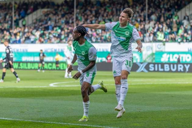 Fürth, Germany 05 October 2025 2 Liga 2025 2026 SpVgg Greuther Fürth vs Hannover 96 In the picture from left goal scorer Noel Futkeu SpVgg cheers after his goal to 1 1 with Felix Klaus SpVgg DFL regulations prohibit any use of photographs as image sequences and or quasi video Sportpark Ronhof Bayern Copyright: xFotostandx xSchäferx