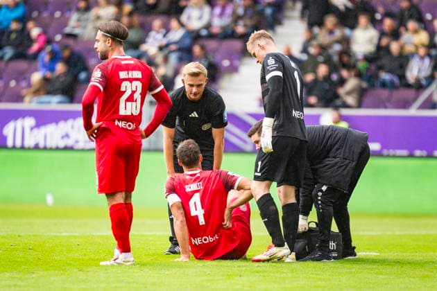 05 10 2025, xomx, Fußball 3 Liga, Erzgebirge Aue Rot Weiss Essen v l Michael Schultz Rot Weiss Essen must be replaced due to injury DFL DFB REGULATIONS PROHIBIT ANY USE OF PHOTOGRAPHS as IMAGE SEQUENCES and or QUASI VIDEO Aue