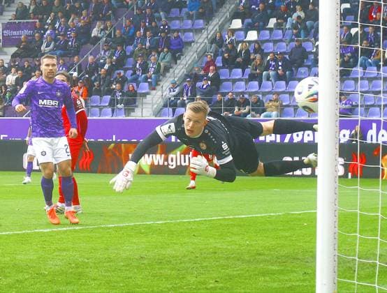 Goalkeeper Jakob Golz Essen stretches in vain after Julian Guttau Aues shot for 2 1 , left Anthony Barylla Aue Football 3 League 2025 26 FC Erzgebirge Aue Rot Weiss Essen on 5 10,2025 Erzgebirge Aue Rot Weiss Esssen