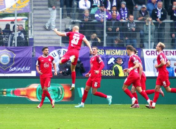 In jubilant pose after the 1 0 goal scorer Tobias Kraulich Essen, No 33 Football 3 League 2025 26 FC Erzgebirge Aue Rot Weiss Essen on 5 10,2025 Erzgebirge Aue Rot Weiss Esssen