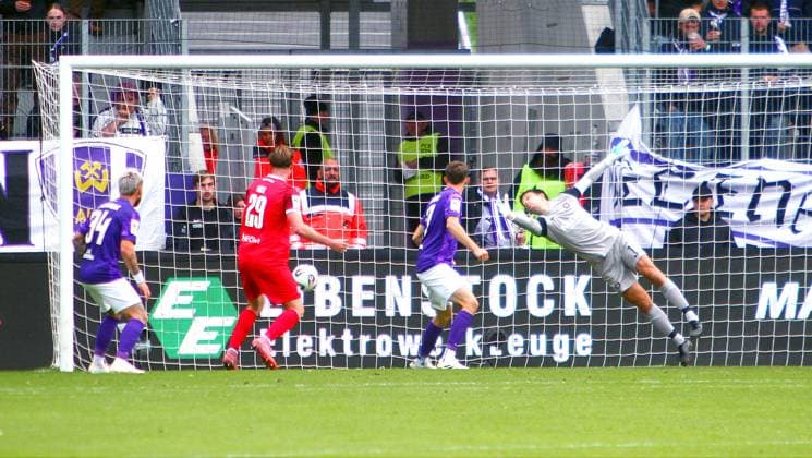 Goalkeeper Martin Männel Aue stretches in vain after Tobias Kraulichs shot Essen, not in the picture for 1 1 Football 3 League 2025 26 FC Erzgebirge Aue Rot Weiss Essen on 5 10,2025 Erzgebirge Aue Rot Weiss Esssen