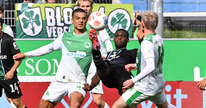 05 10 2025 Soccer Season 2025 2026 2 Soccer Bundesliga 08 Matchday SpVgg Greuther Fürth Kleeblatt Hannover 96 H96 Sportfoto Zink xwoxzix DFL regulations prohibit any use of photographs as image sequences and or quasi video only for editorial use Maximilian Solomon Dietz 33, SpVgg Greuther Fürth Noel Aseko 15, Hannover 96 H96