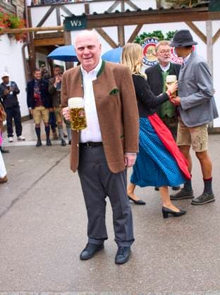 Uli Hoeness (former FCB President ), Ehrenpräsident Jamal Musiala of FC Bayern München at the visit of the beer festival Oktoberfest of the football team FC BAYERN MÜNCHEN 1.German Football League on Sept 5, 2025 in Munich, Germany. Season 2025 2026, 1.Bundesliga, IMPORTANT: PUBLICATION ONLY IN GERMANY