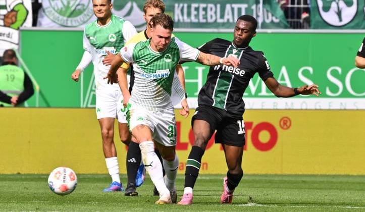05 10 2025 Soccer Season 2025 2026 2 Soccer Bundesliga 08 Matchday SpVgg Greuther Fürth Kleeblatt Hannover 96 H96 Sportfoto Zink xwoxzix DFL regulations prohibit any use of photographs as image sequences and or quasi video only for editorial use Felix Klaus 30, SpVgg Greuther Fürth Noel Aseko 15, Hannover 96 H96