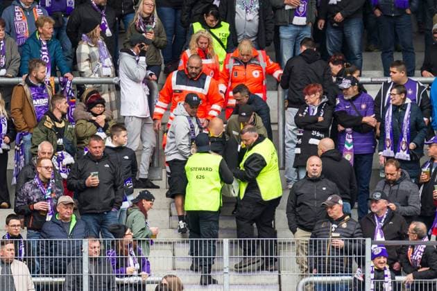 05 10 2025, xomx, Fußball 3 Liga, Erzgebirge Aue Rot Weiss Essen v l A spectator is taken away by paramedics and stewards DFL DFB REGULATIONS PROHIBIT ANY USE OF PHOTOGRAPHS as IMAGE SEQUENCES and or QUASI VIDEO Aue
