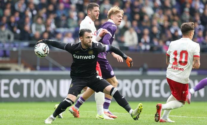 Anderlecht s goalkeeper Colin Coosemans fights for the ball during a soccer match between RSC Anderlecht and Standard de Liege, Sunday 05 October 2025 in Anderlecht, on day 10 of the 2025-2026 Jupiler Pro League first division of the Belgian championship. VIRGINIExLEFOUR  x136126757x