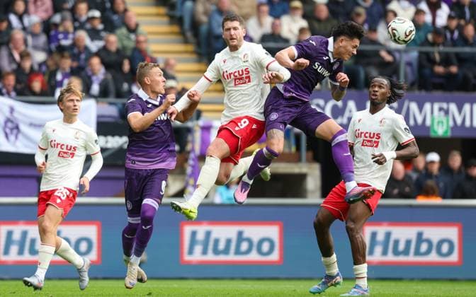 Standard s Thomas Henry and Anderlecht s Luis Vazquez fight for the ball during a soccer match between RSC Anderlecht and Standard de Liege, Sunday 05 October 2025 in Anderlecht, on day 10 of the 2025-2026 Jupiler Pro League first division of the Belgian championship. VIRGINIExLEFOUR  x136126790x