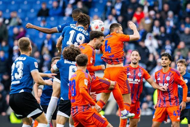 05 10 2025 Soccer, 2025 2026, 2 Bundesliga, Matchday 8, DSC Arminia Bielefeld FC Schalke 04 M Maximilian Großer Bielefeld scores the goal to 1 2 DFL REGULATIONS PROHIBIT ANY USE OF PHOTOGRAPHS AS IMAGE SEQUENCES AND OR QUASI VIDEO