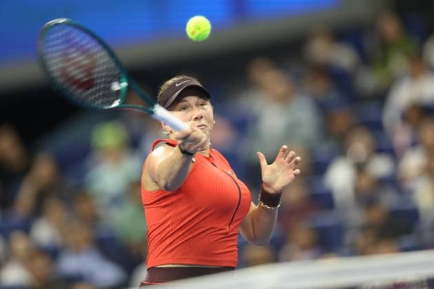 (251005) -- BEIJING, Oct. 5, 2025 -- Amanda Anisimova hits a return during the women s singles final match between Amanda Anisimova of the United States and Linda Noskova of the Czech Republic at 2025 China Open tennis tournament in Beijing, China, Oct. 5, 2025. ) (SP)CHINA-BEIJING-TENNIS-CHINA OPEN-WOMEN S SINGLES-FINAL (CN) BaixXuefei 
