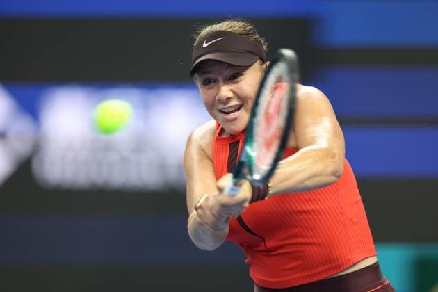 (251005) -- BEIJING, Oct. 5, 2025 -- Amanda Anisimova hits a return during the women s singles final match between Amanda Anisimova of the United States and Linda Noskova of the Czech Republic at 2025 China Open tennis tournament in Beijing, China, Oct. 5, 2025. ) (SP)CHINA-BEIJING-TENNIS-CHINA OPEN-WOMEN S SINGLES-FINAL (CN) BaixXuefei 