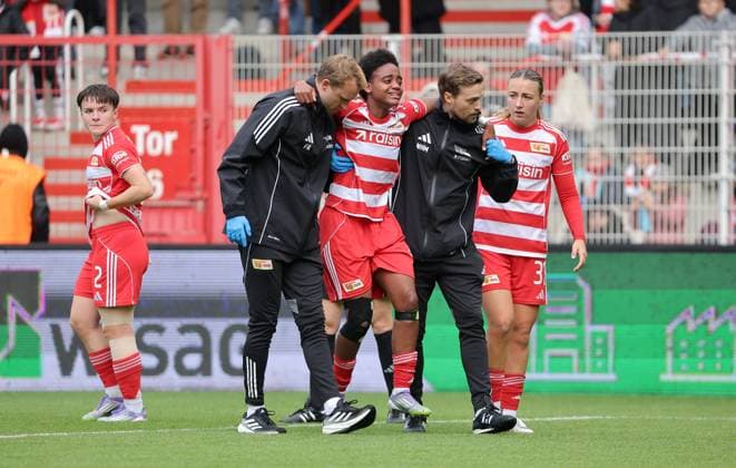 Naika Reissner walks off the pitch crying, injured Injury Sport Football Soccer Womens Bundesliga 5 Matchday Season 2025 2026 05 10 2025 1 FC Union Berlin vs SC Freiburg SCF DFL regulations prohibit any use of photographs as image sequences and or quasi video