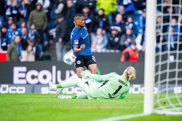 05 10 2025 Soccer, 2025 2026, 2 Bundesliga, 8 Matchday, DSC Arminia Bielefeld FC Schalke 04 L R Isaiah Young Bielefeld , Loris Karius Schalke DFL REGULATIONS PROHIBIT ANY USE OF PHOTOGRAPHS AS IMAGE SEQUENCES AND OR QUASI VIDEO