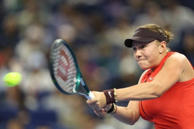 (251005) -- BEIJING, Oct. 5, 2025 -- Amanda Anisimova hits a return during the women s singles final match between Amanda Anisimova of the United States and Linda Noskova of the Czech Republic at 2025 China Open tennis tournament in Beijing, China, Oct. 5, 2025. ) (SP)CHINA-BEIJING-TENNIS-CHINA OPEN-WOMEN S SINGLES-FINAL (CN) BaixXuefei 