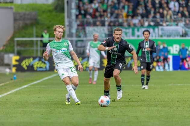 Fürth, Germany 05 October 2025 2 Liga 2025 2026 SpVgg Greuther Fürth vs Hannover 96 In picture from left in duel Jannik Dehm SpVgg and Benjamin Källman Kaellman H96 DFL regulations prohibit any use of photographs as image sequences and or quasi video Sportpark Ronhof Bayern Copyright: xFotostandx xSchäferx