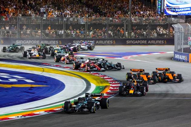 F1 - SINGAPORE GRAND PRIX 2025 Start of the race, 63 RUSSELL George (gbr), Mercedes AMG F1 Team W16, action during the 2025 Formula 1 Singapore Grand Prix, 18th round of the 2025 FIA Formula One World Championship, WM, Weltmeisterschaft from October 3 to 5, 2025 on the Marina Bay Street Circuit, in Singapore - SingaporeSingapore  Copyright: xFLORENTxGOODENx