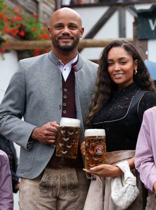 Trainer Vincent Kompany, Frau Luisa, Porträt, Portrait, Fussball FC Bayern München traditionelle Besuch auf dem Münchner Oktoberfest, Wiesn, Volksfest 05.10.2025 FOTO: via Mladen Lackovic LakoPress *** Coach Vincent Kompany, Mrs. Luisa, Portrait, Portrait, Football FC Bayern Munich traditional visit to the Munich Oktoberfest, Wiesn, Volksfest 05 10 2025 PHOTO via Mladen Lackovic LakoPress