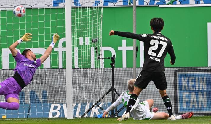 05 10 2025 Soccer Season 2025 2026 2 Soccer Bundesliga 08 Matchday SpVgg Greuther Fürth Kleeblatt Hannover 96 H96 Sportfoto Zink MeZi xmexzix DFL regulations prohibit any use of photographs as image sequences and or quasi video only for editorial use Hayate Matsuda 27, Hannover 96 H96 erzielt Treffer Tor Torschuß zum 1 2 gegen Pelle Boevink 26, SpVgg Greuther Fürth Jomaine Consbruch 14, SpVgg Greuther Fürth