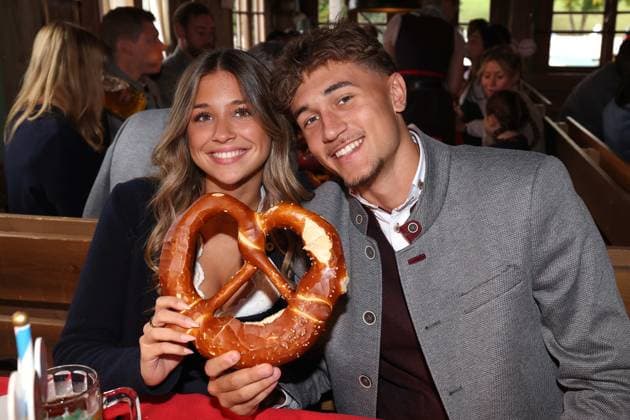 Tom Bischof and Josefine Scholl, Portrait, Portrait, Football FC Bayern Munich traditional visit to the Munich Oktoberfest, Wiesn, Volksfest 05 10 2025 PHOTO via Mladen Lackovic LakoPress