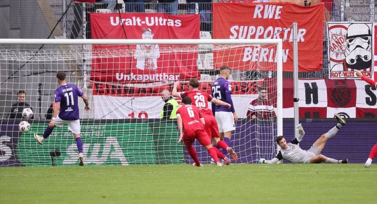 Aue, 05 10 2025, Erzgebirgsstadion, Fußball, 3 Liga, 10 Spieltag FC Erzgebirge Aue vs Rot Weiß Essen , Im Bild Tor für Rot Weiß Essen Marvin Obuz 10, Essen trifft zum 2 2 , Nur für journalistische Zwecke Only for editorial use , DFB DFL regulations prohibit any use of photographs as image sequences and or quasi video , Picture Point