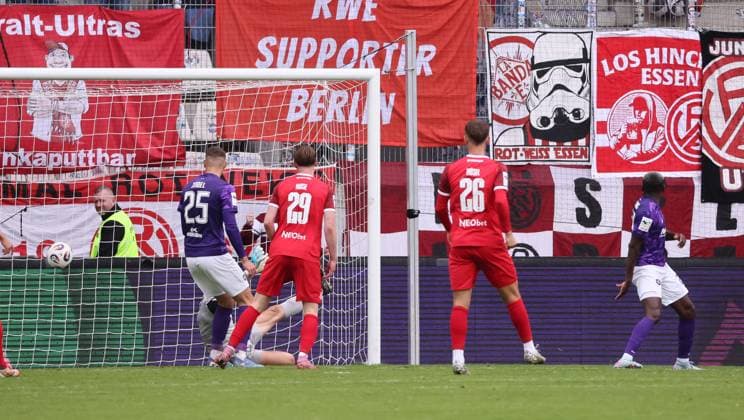Aue, 05 10 2025, Erzgebirgsstadion, Fußball, 3 Liga, 10 Spieltag FC Erzgebirge Aue vs Rot Weiß Essen , Im Bild Tor für Rot Weiß Essen Marvin Obuz 10, Essen trifft zum 2 2 , Nur für journalistische Zwecke Only for editorial use , DFB DFL regulations prohibit any use of photographs as image sequences and or quasi video , Picture Point
