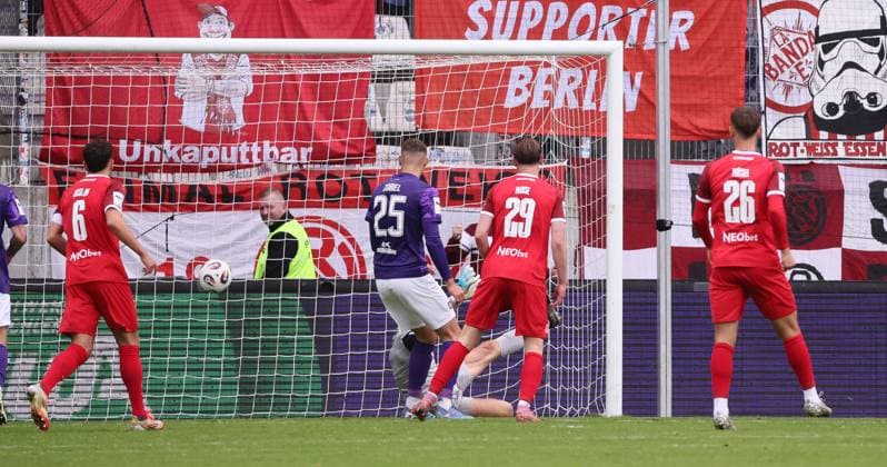 Aue, 05 10 2025, Erzgebirgsstadion, Fußball, 3 Liga, 10 Spieltag FC Erzgebirge Aue vs Rot Weiß Essen , Im Bild Tor für Rot Weiß Essen Marvin Obuz 10, Essen trifft zum 2 2 , Nur für journalistische Zwecke Only for editorial use , DFB DFL regulations prohibit any use of photographs as image sequences and or quasi video , Picture Point