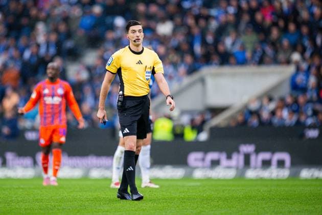 05 10 2025 Soccer, 2025 2026, 2 Bundesliga, Matchday 8, DSC Arminia Bielefeld FC Schalke 04 Florian Badstübner Referee DFL REGULATIONS PROHIBIT ANY USE OF PHOTOGRAPHS AS IMAGE SEQUENCES AND OR QUASI VIDEO