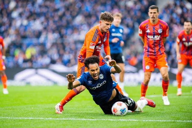 05 10 2025 Soccer, 2025 2026, 2 Bundesliga, Matchday 8, DSC Arminia Bielefeld FC Schalke 04 L R Monju Momuluh Bielefeld , Vitalie Becker Schalke DFL REGULATIONS PROHIBIT ANY USE OF PHOTOGRAPHS AS IMAGE SEQUENCES AND OR QUASI VIDEO