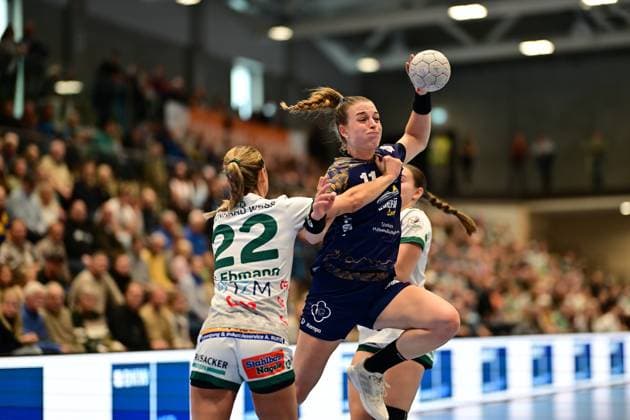 Handball I Women I Season 2025 2026 I 1 HBF I 4 Matchday I Buxtehuder SV FRISCH AUF Göppingen I 05 10 2025 Sina Ehmann 22, FRISCH AUF Göppingen Isabelle Dölle 11, Buxtehuder Sportverein Buxtehude Halle Nord Niedersachsen Germany Copyright: xLobeca FelixxSchlikisx