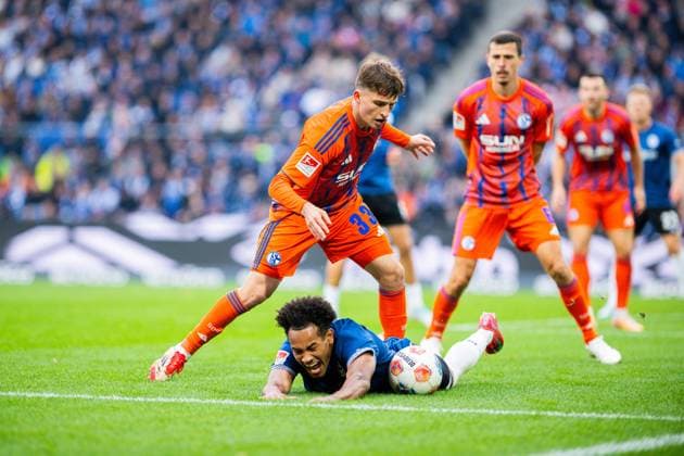 05 10 2025 Soccer, 2025 2026, 2 Bundesliga, Matchday 8, DSC Arminia Bielefeld FC Schalke 04 L R Monju Momuluh Bielefeld , Vitalie Becker Schalke DFL REGULATIONS PROHIBIT ANY USE OF PHOTOGRAPHS AS IMAGE SEQUENCES AND OR QUASI VIDEO