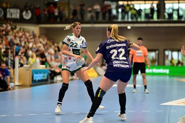 Handball I Women I Season 2025 2026 I 1 HBF I 4 Matchday I Buxtehuder SV FRISCH AUF Göppingen I 05 10 2025 Sina Ehmann 22, FRISCH AUF Göppingen Levke Kretschmann 22, Buxtehuder Sportverein Buxtehude Halle Nord Niedersachsen Germany Copyright: xLobeca FelixxSchlikisx