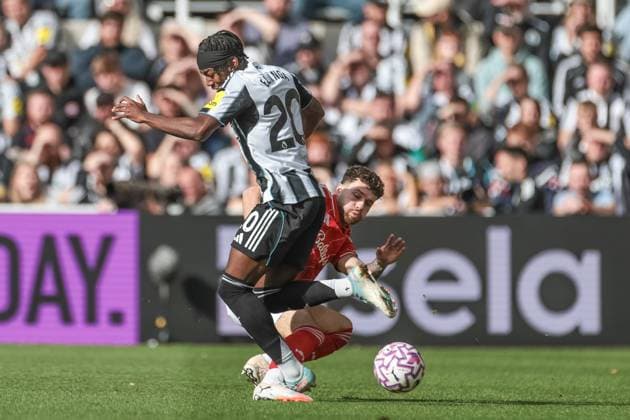 Premier League Newcastle United v Nottingham Forest Anthony Elanga of Newcastle Untied is tackled by Neco Williams of Nottingham Forest united during the Premier League match Newcastle United vs Nottingham Forest at St. James s Park, Newcastle, United Kingdom, 5th October 2025 (Photo by Mark Cosgrove News Images) Newcastle St. James s Park Tyne and Wear United Kingdom Copyright: xMarkxCosgrove NewsxImagesx