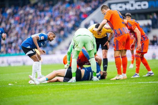 05 10 2025 Football, 2025 2026, 2 Bundesliga, Matchday 8, DSC Arminia Bielefeld FC Schalke 04 Joel Grodowski Bielefeld injured, Injury DFL REGULATIONS PROHIBIT ANY USE OF PHOTOGRAPHS AS IMAGE SEQUENCES AND OR QUASI VIDEO