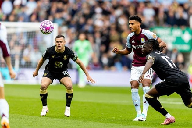 Aston Villa v Burnley Premier League 05 10 2025. Aston Villa forward Ollie Watkins (11) heads the ball during the Premier League match between Aston Villa and Burnley at Villa Park, Birmingham, England on 5 October 2025. Birmingham Villa Park West Midlands England Editorial use only DataCo restrictions apply See www.football-dataco.com , Copyright: xManjitxNarotrax PSI-23003-0016