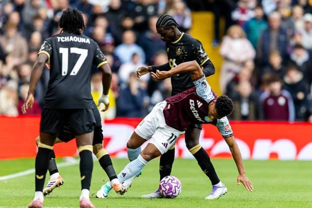 Aston Villa v Burnley Premier League 05 10 2025. Aston Villa forward Ollie Watkins (11) battles for possession during the Premier League match between Aston Villa and Burnley at Villa Park, Birmingham, England on 5 October 2025. Birmingham Villa Park West Midlands England Editorial use only DataCo restrictions apply See www.football-dataco.com , Copyright: xManjitxNarotrax PSI-23003-0017