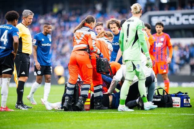 05 10 2025 Football, 2025 2026, 2 Bundesliga, Matchday 8, DSC Arminia Bielefeld FC Schalke 04 Joel Grodowski Bielefeld injured, Injury DFL REGULATIONS PROHIBIT ANY USE OF PHOTOGRAPHS AS IMAGE SEQUENCES AND OR QUASI VIDEO