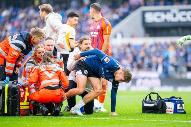 05 10 2025 Football, 2025 2026, 2 Bundesliga, Matchday 8, DSC Arminia Bielefeld FC Schalke 04 Joel Grodowski Bielefeld injured, Injury DFL REGULATIONS PROHIBIT ANY USE OF PHOTOGRAPHS AS IMAGE SEQUENCES AND OR QUASI VIDEO