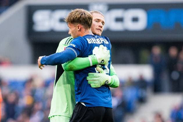 05 10 2025 Soccer, 2025 2026, 2 Bundesliga, Matchday 8, DSC Arminia Bielefeld FC Schalke 04 L R Joel Grodowski Bielefeld , Loris Karius Schalke DFL REGULATIONS PROHIBIT ANY USE OF PHOTOGRAPHS AS IMAGE SEQUENCES AND OR QUASI VIDEO