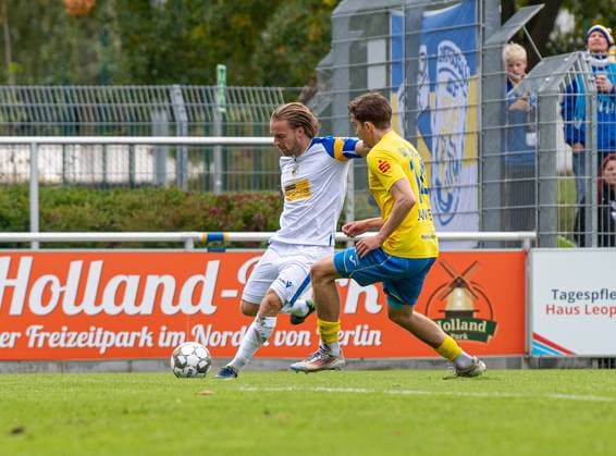 Soccer, Men, Season 2025 2026, Regionalliga Nordost 11 Matchday , FSV 63 Luckenwalde FC Carl Zeiss Jena, v l Nils Butzen Jena , Sofiene Jannene Luckenwalde , 05 10 2025, Copyright: xSebastianxRäppold MatthiasxKochx