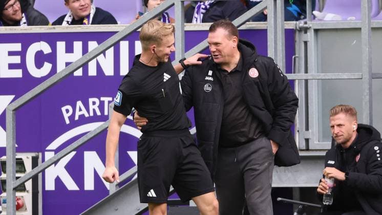 Aue, 05 10 2025, Erzgebirgsstadion, Fußball, 3 Liga, 10 Spieltag FC Erzgebirge Aue vs Rot Weiß Essen , In the picture from left referee Sebastian Hilsberg, coach Uwe Koschinat, Rot Weiß Essen , Nur für journalistische Zwecke Only for editorial use , DFB DFL regulations prohibit any use of photographs as image sequences and or quasi video , Picture Point