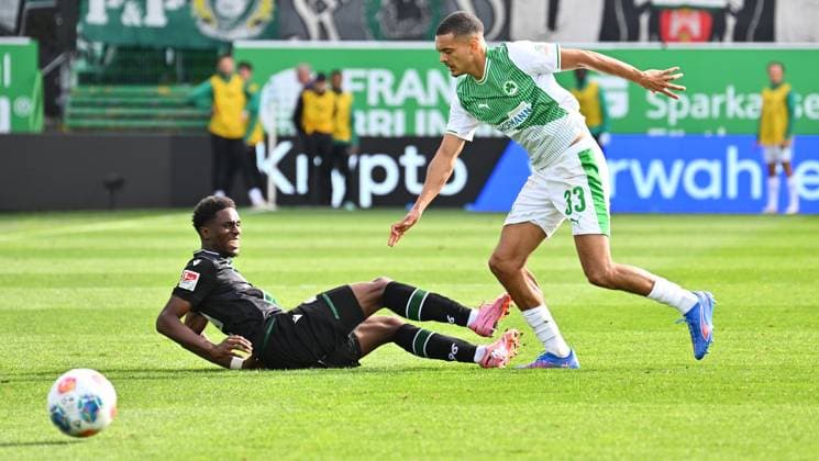 05 10 2025 Soccer Season 2025 2026 2 Soccer Bundesliga 08 Matchday SpVgg Greuther Fürth Kleeblatt Hannover 96 H96 Sportfoto Zink xwoxzix DFL regulations prohibit any use of photographs as image sequences and or quasi video only for editorial use William Kokolo 19, Hannover 96 H96 Maximilian Solomon Dietz 33, SpVgg Greuther Fürth