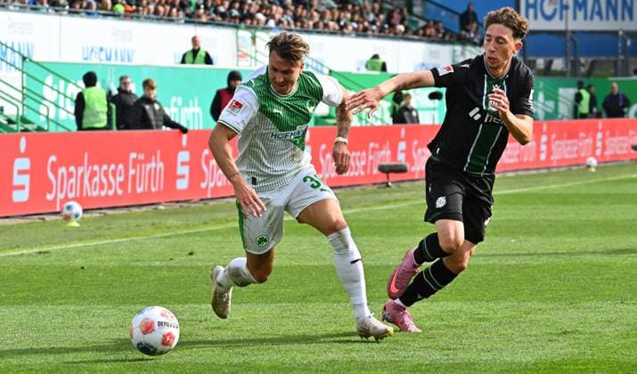 05 10 2025 Soccer Season 2025 2026 2 Soccer Bundesliga 08 Matchday SpVgg Greuther Fürth Kleeblatt Hannover 96 H96 Sportfoto Zink xwoxzix DFL regulations prohibit any use of photographs as image sequences and or quasi video only for editorial use Felix Klaus 30, SpVgg Greuther Fürth Jannik Rochelt 10, Hannover 96 H96